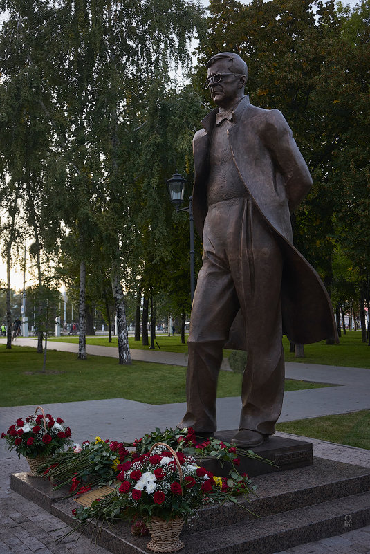 Памятник Дмитрию Шостаковичу - Олег Манаенков