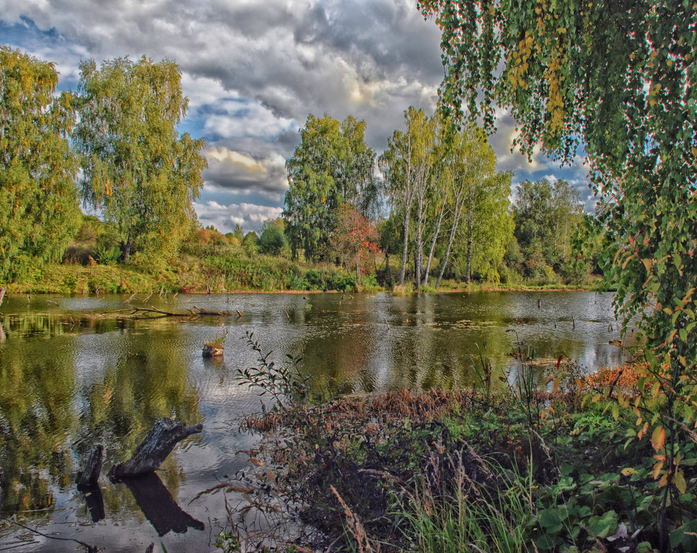 Осенний пейзаж с озером и кучевыми облаками. - Владимир Крышковец