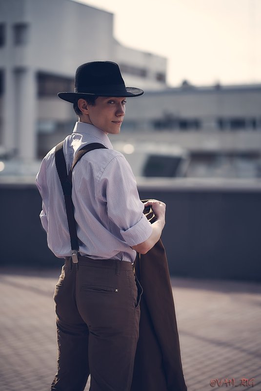 Красивый парень в шляпе одетый в стиле нуар на фоне города - Иван Егоров