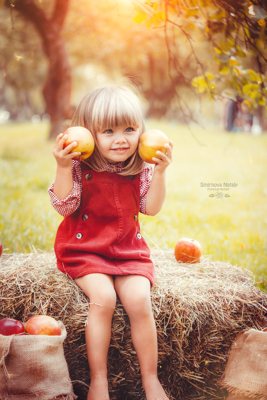 Алиса и яблочки - Фотохудожник Наталья Смирнова