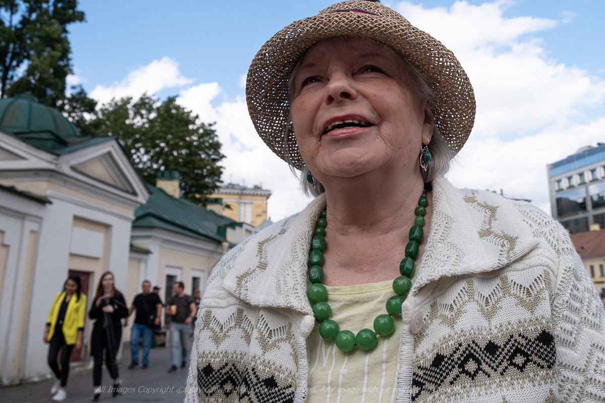 Дама на площади Александра Невского - Майя Жинкина