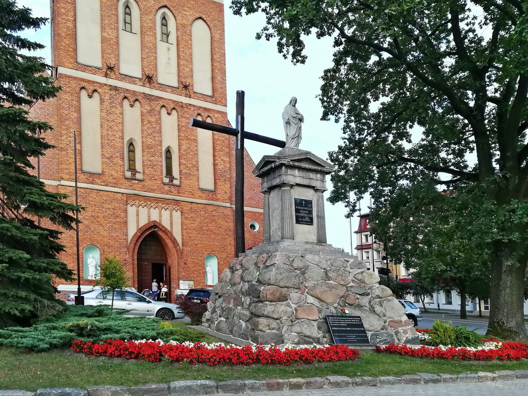 Памятник перед костелом Пресвятого сердца Иисуса в г. Элк, Польша - veera v