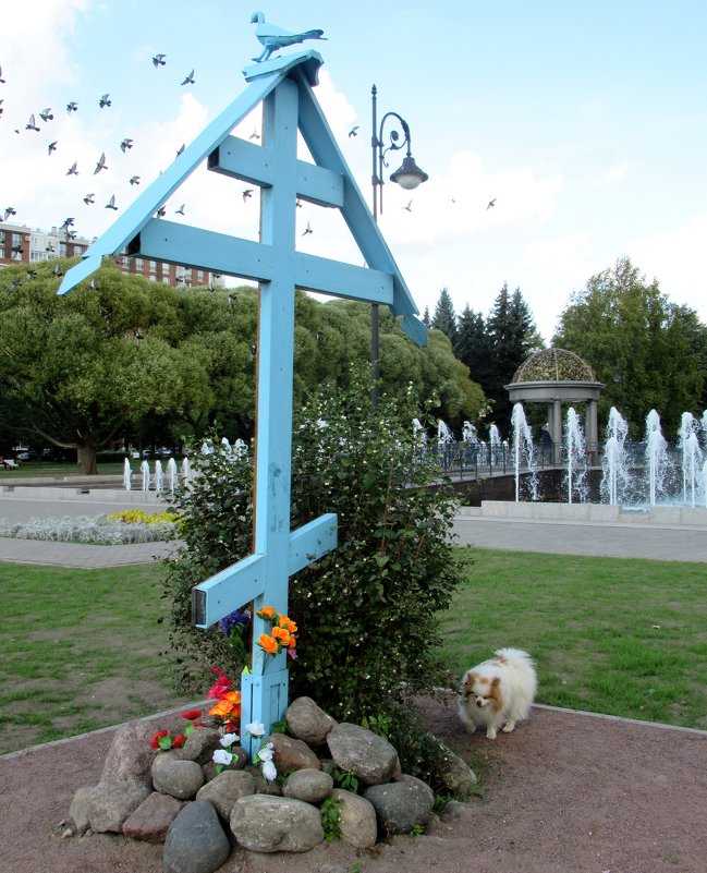 Поклонный крест с голубем наверху в Любашинском саду - Елена Павлова (Смолова)
