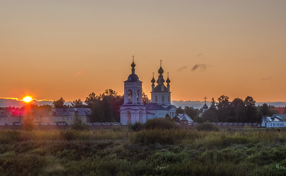 Восход у Свято-Успенского монастыря в Дунилово - Сергей Цветков