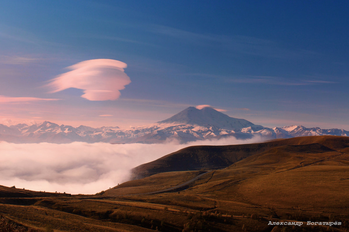 Лентикулярное облако над Эльбрусом - Александр Богатырёв