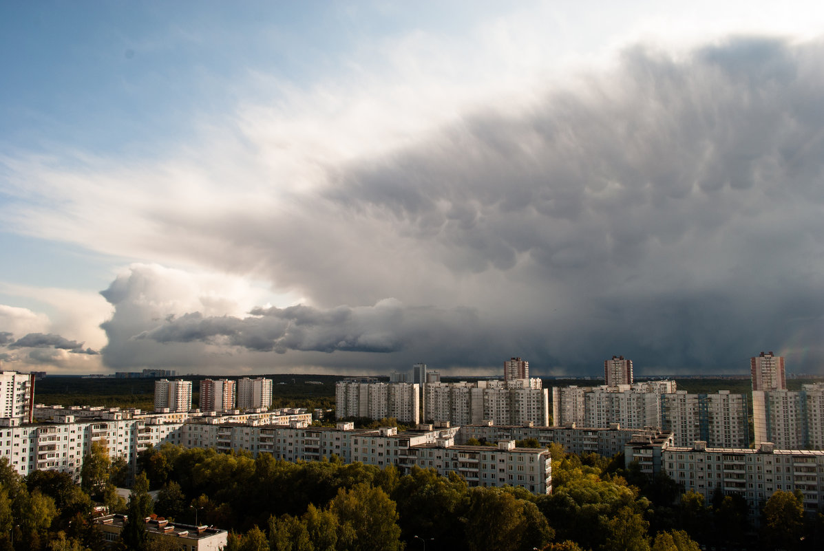 Облака нависли над городом - Василий Ворона