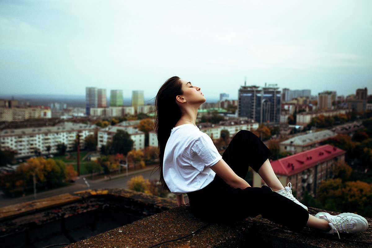 Девушка в белой футболке на крыше дома на фоне улицы - Lenar Abdrakhmanov