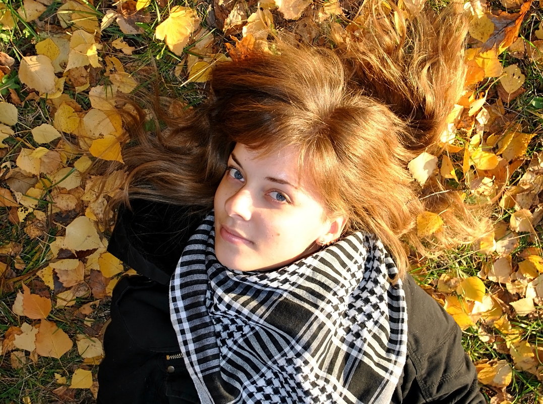 Девушка в осенних листьях - Ольга Довженко
