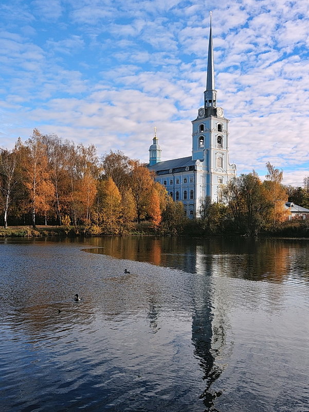 Высокий шпиль, золотая листва на осеннем берегу в Петропавловском парке Ярославля - Николай Белавин