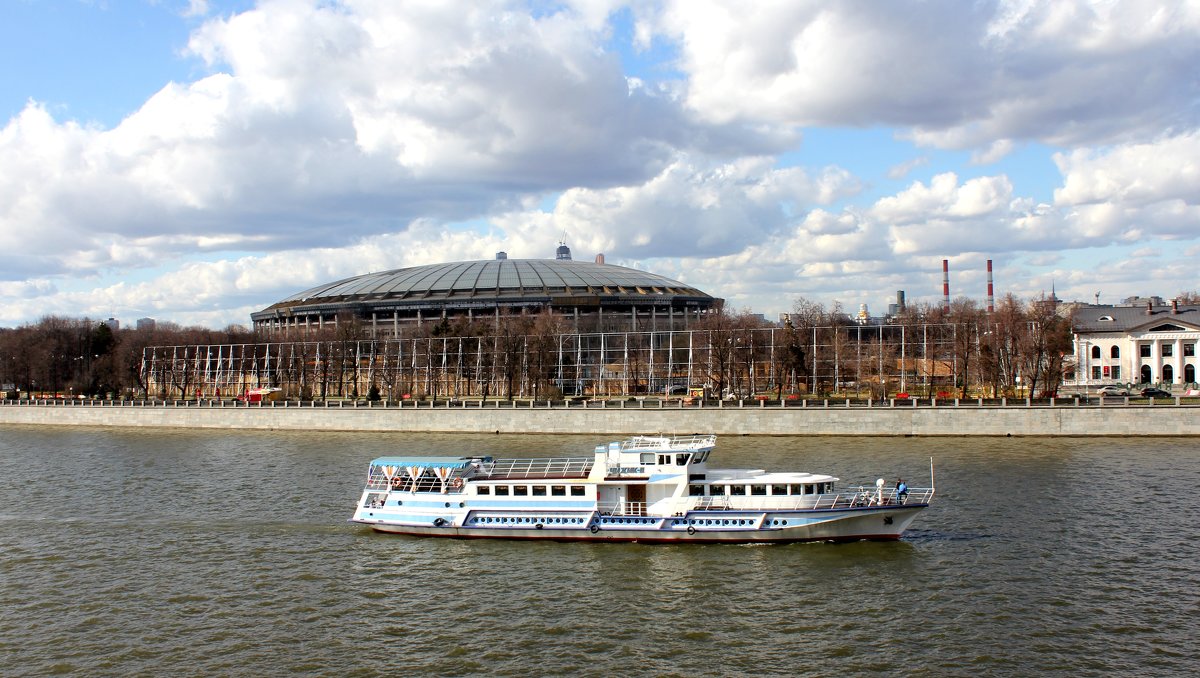 Белый пароход на реке Москве - Валерий 