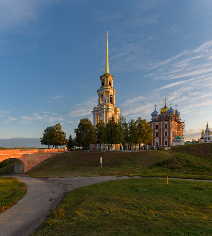 Утро красит нежным светом стены древнего кремля - Олег Пученков