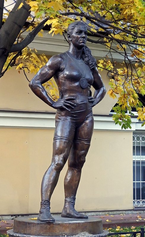 Статуя Олимпийской чемпионке 2012 г. по вольной борьбе Н. Воробьёвой - Ольга И