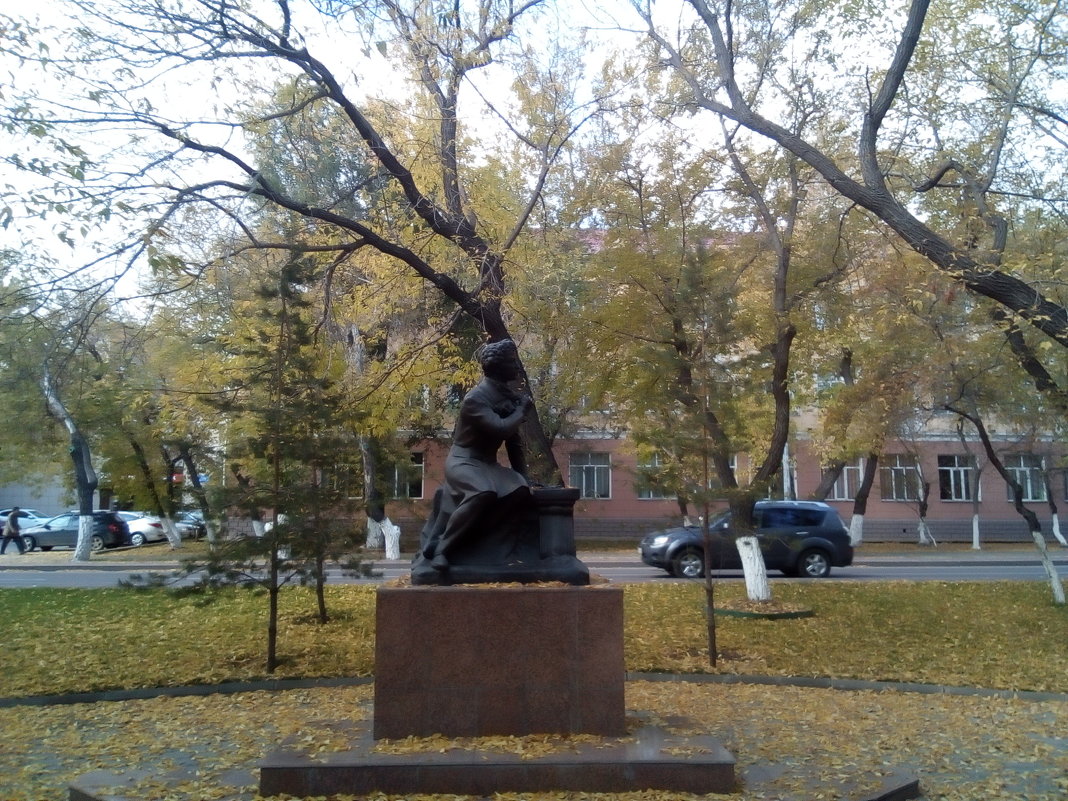 Пушкинская осень,  на бульварах Караганды... - Андрей Хлопонин