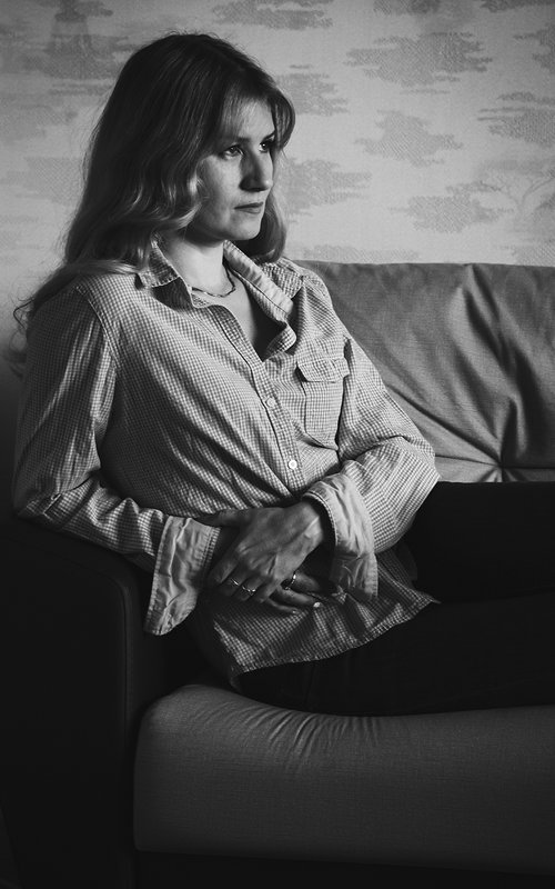 девушка на диване - Светлана Сигаева
