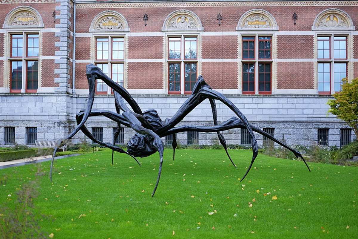 Амстердам Нидерланды Художественный музей. Луиз Буржуа "Крадущийся паук" - wea *