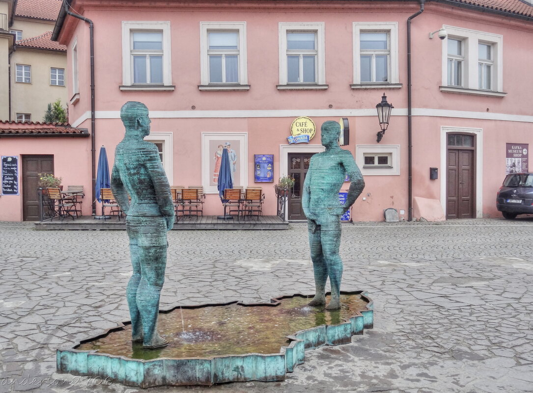 Скульптура-фонтан Писающие мужчины в Праге - Andrey Lomakin