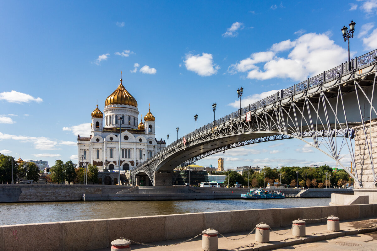 Парк у храма Христа Спасителя Москва