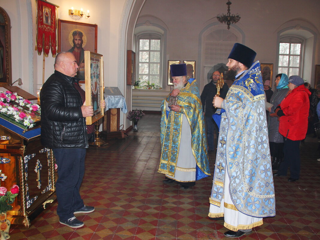 В храме... - Александр Широнин