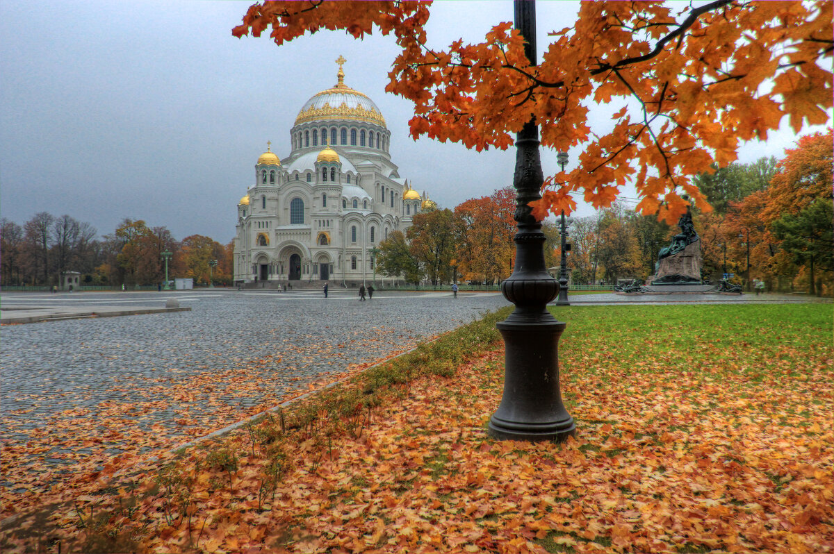 Храм в Кронштадте осень