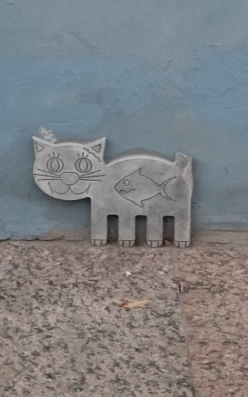 Вот такими котиками украшают дома и улицы - Galina194701 