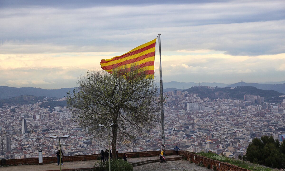 Флаг Каталонии над Барселоной - Nina Karyuk