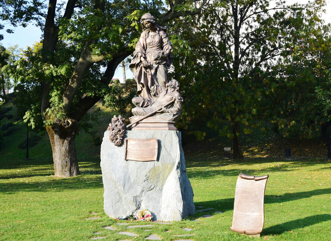 Словакия .Братислава. Памятник Елизавете Венгерской. - Galina Leskova