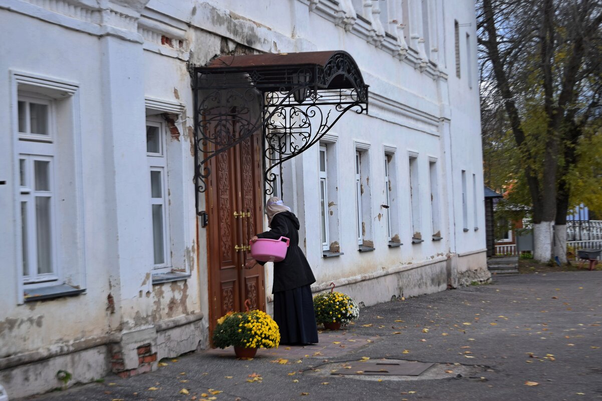 И днём , и ночью тихие монахини службу несут. - Татьяна Помогалова