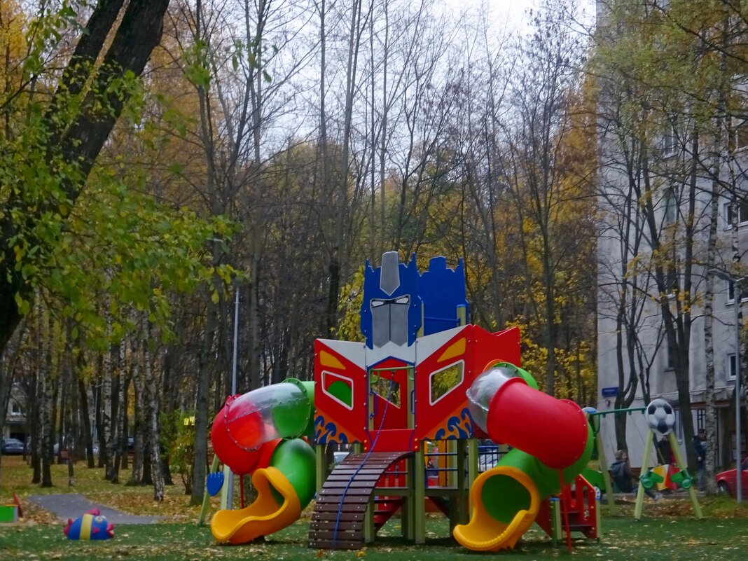 Осень  на детской площадке. - Наталья Цыганова 