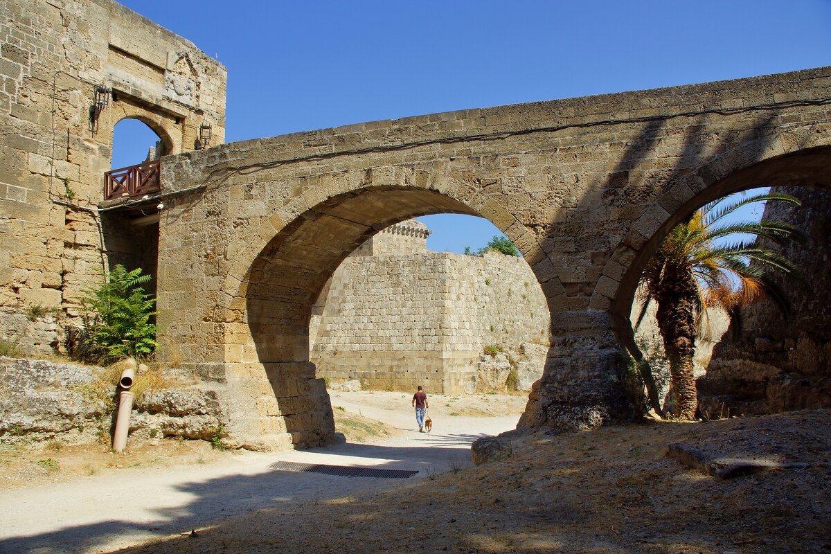 Мост соединяющий две крепостные стены внешнюю и внутреннюю - Наталья Т