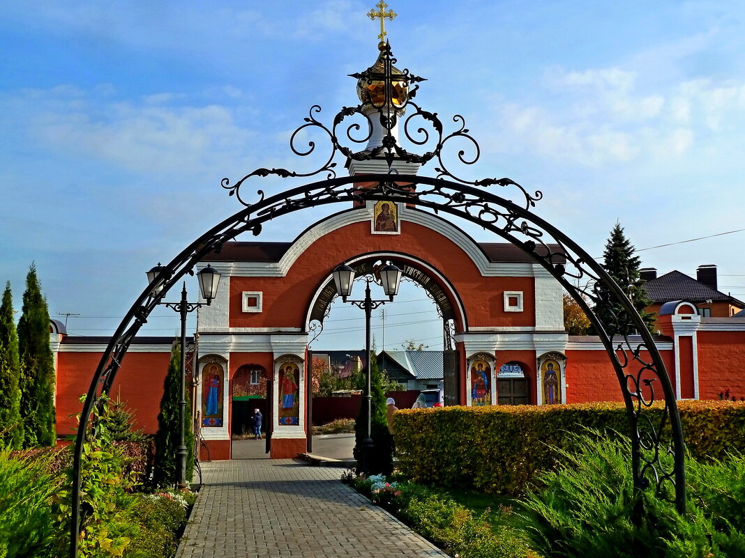 Ворота Свято-Алексиевского  монастыря в Саратове - Лидия Бараблина