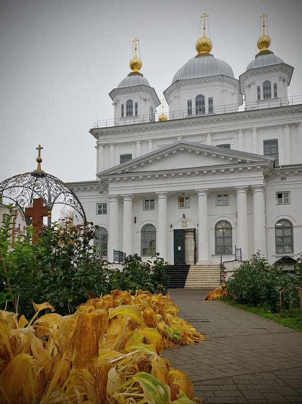 Внизу-золото осени, вверху-золото куполов... В Казанском монастыре Ярославля - Николай Белавин