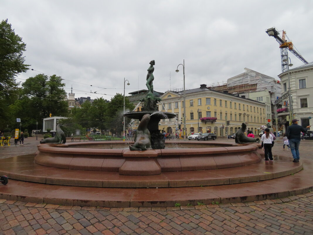 Фонтан на площади Хельсинки - Natalia Harries