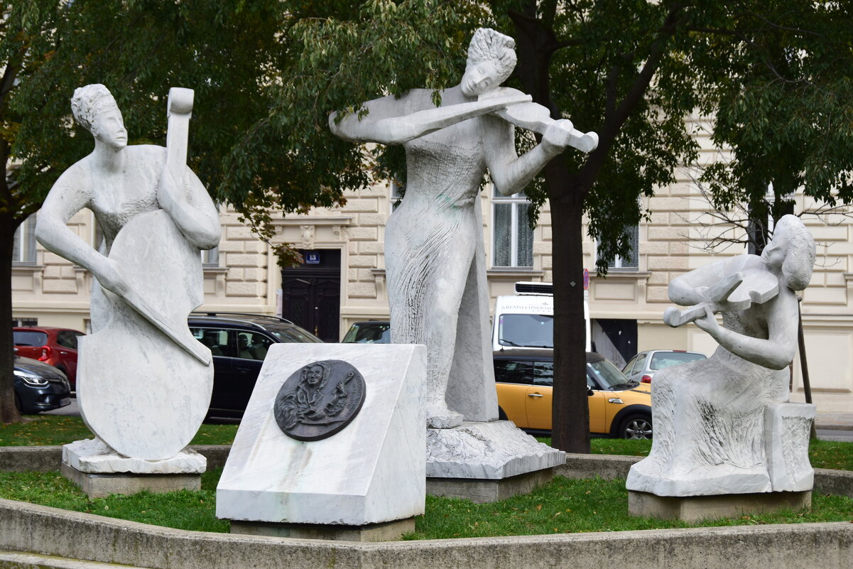 Австрия.. Вена... Памятник Антонио Вивальди. - Galina Leskova