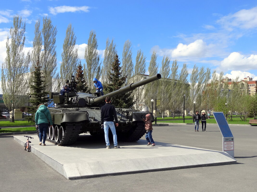 Уважаемые посетители парка !!! Влезать на выставочные образцы военной техники запрещено! - emaslenova 