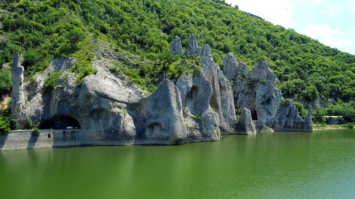 "Чудни скали" у водохранилища Цонево  Болгария - wea *