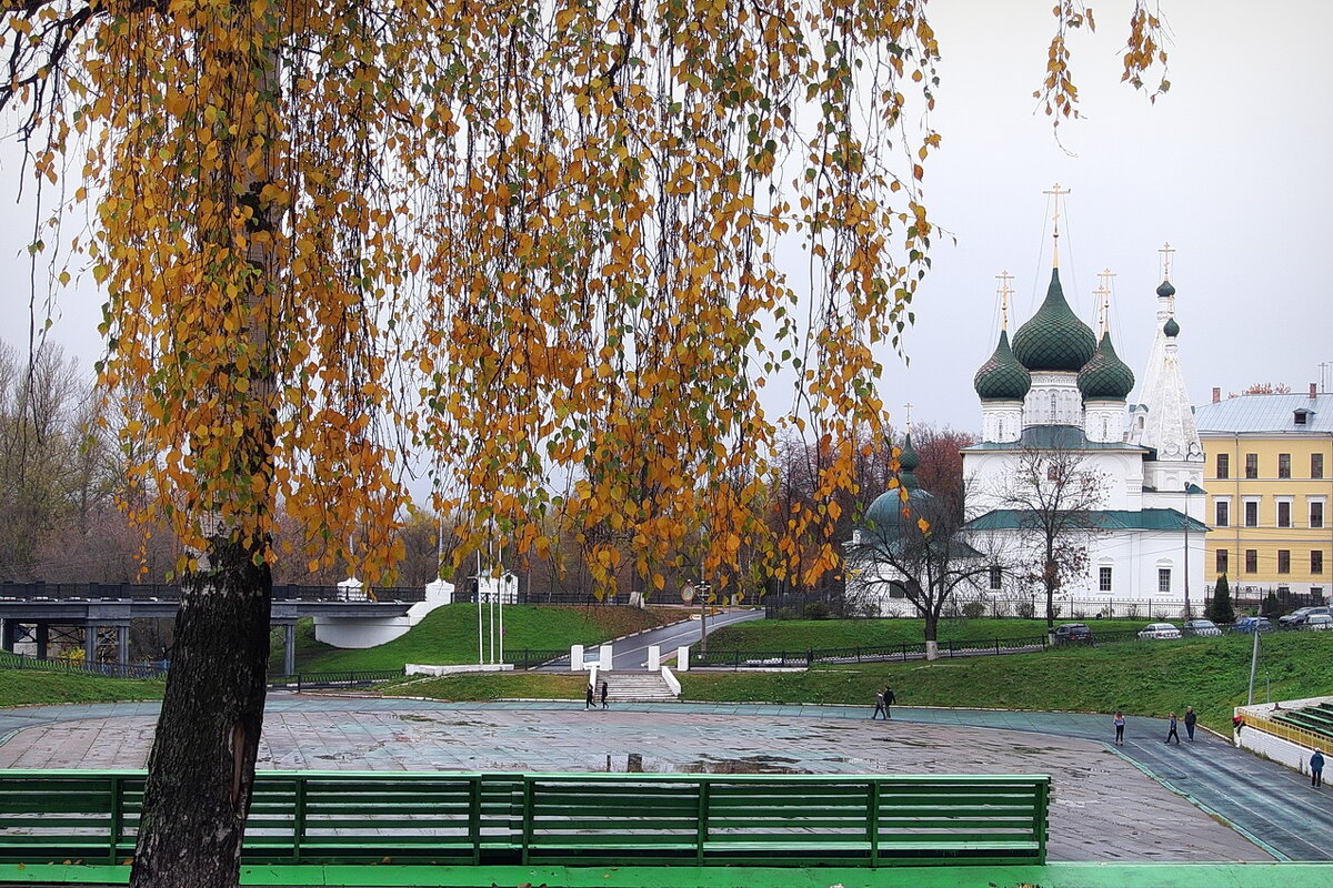 Струящиеся жалюзи из осенних листьев над уголком старого Ярославля - Николай Белавин