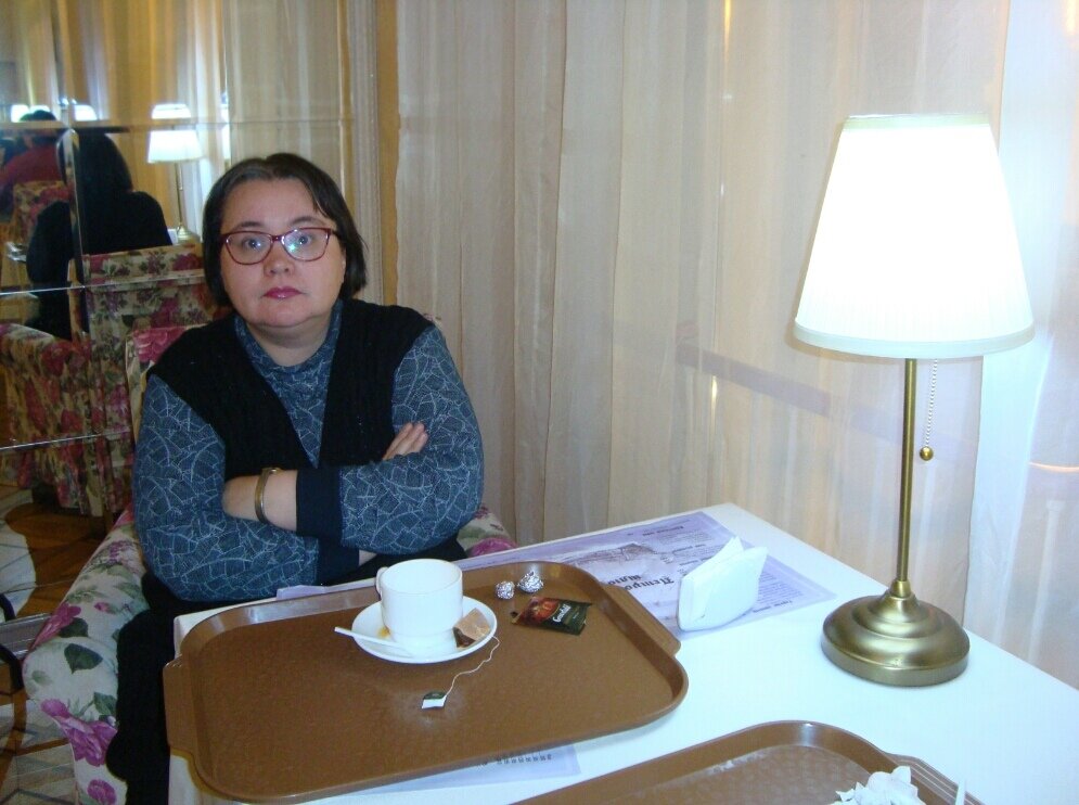 Мое фото в кафе с лампой. (Петербург). - Светлана Калмыкова