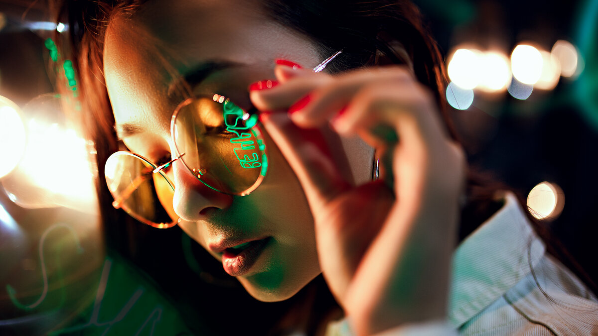 Портрет красивой девушки в очках с неоновым отражением - Lenar Abdrakhmanov