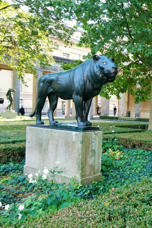 Берлин.  Статуя льва - Нина Корешкова