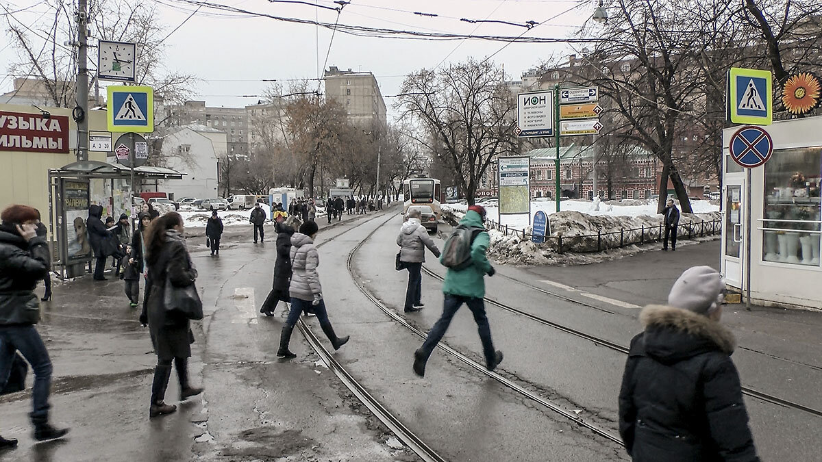 Перебегая Новокузнецкую улицу в Москве. - Игорь Олегович Кравченко