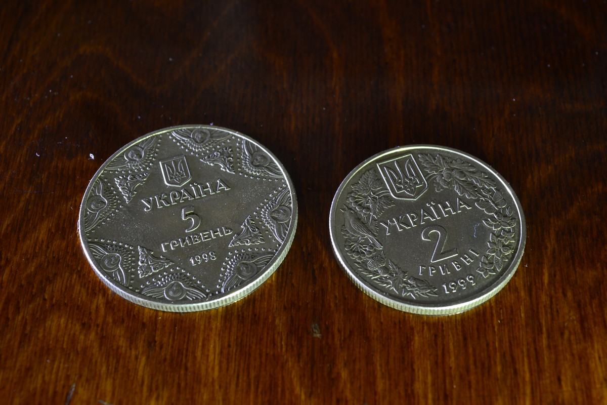 Монеты 5 грн и 2 грн - Богдан Петренко