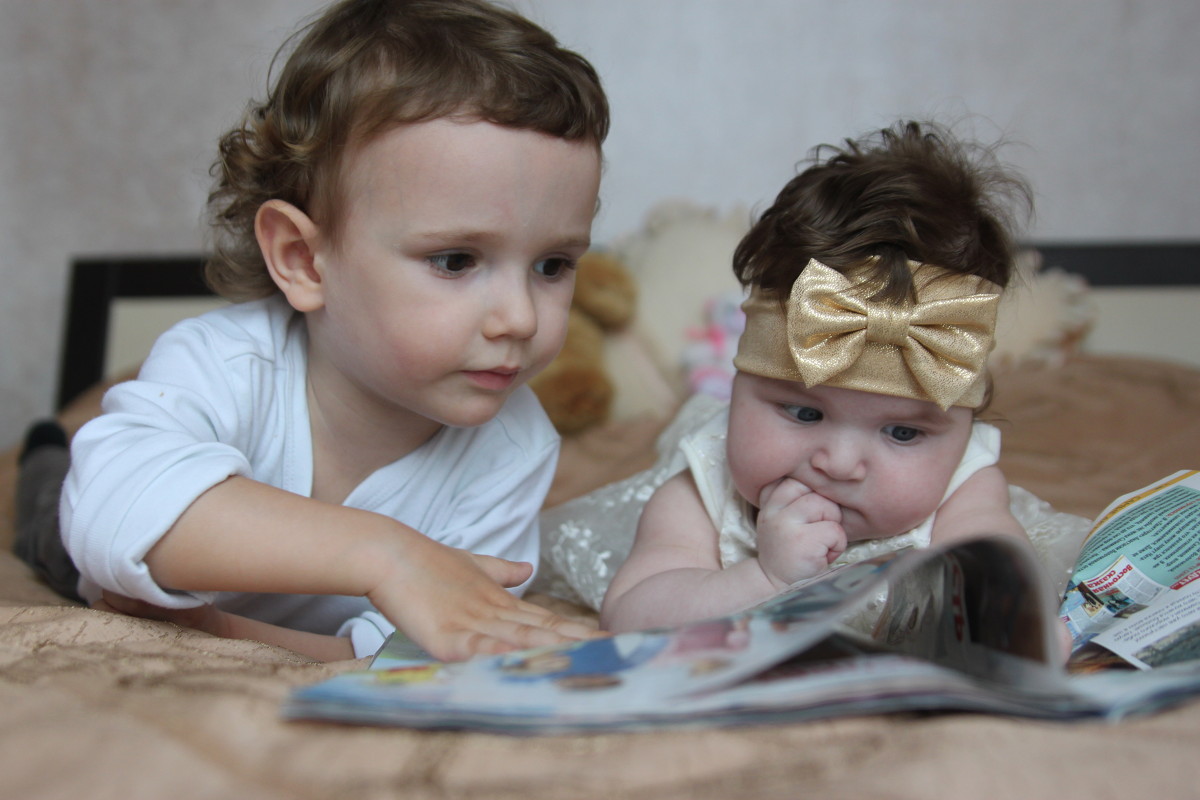 дети листают журнал - Natalika 