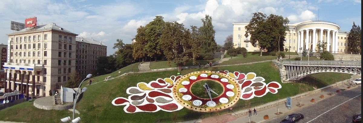 Самые большие цветочные часы в мире - Ростислав 