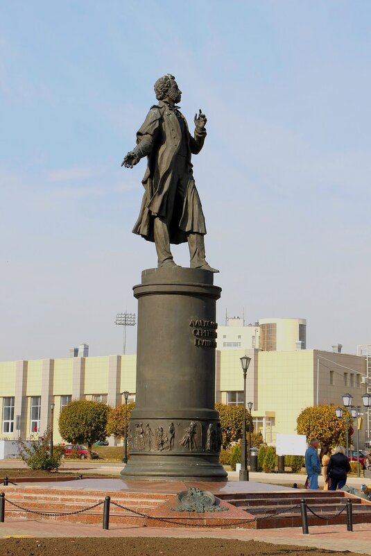 Памятник А.С. Пушкину парит над городской осенью - Надежд@ Шавенкова