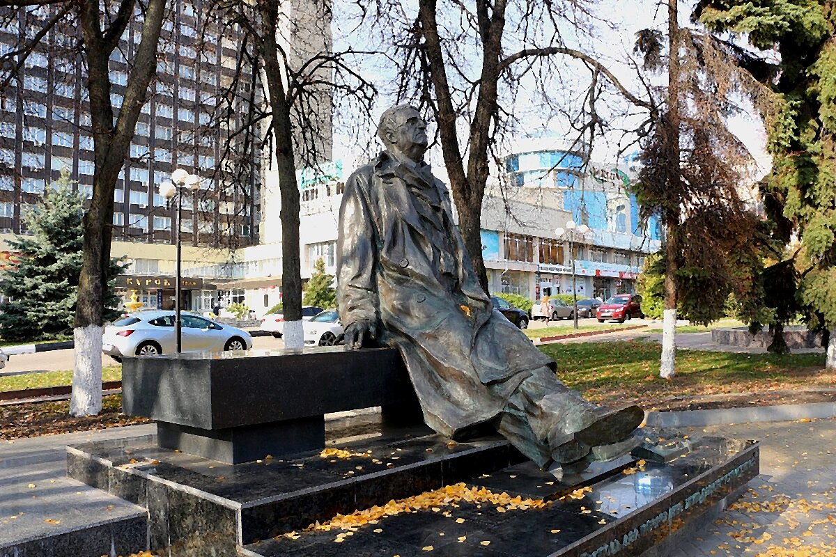 Памятник композитору Г.В.Свиридову установлен в 2005 году - Надежд@ Шавенкова