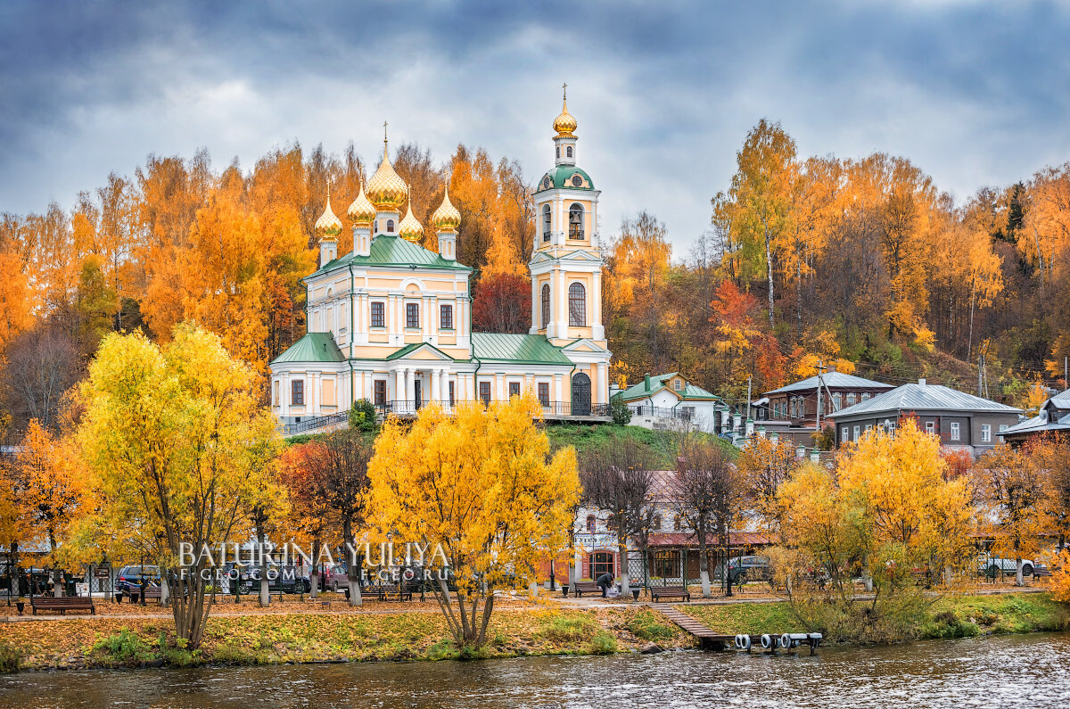 Воскресенская церковь с золотыми куполами - Юлия Батурина