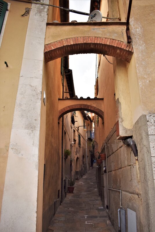Старинные улочки небольшого городка Кьянчано Термо Сиена в Италии. - Марина 