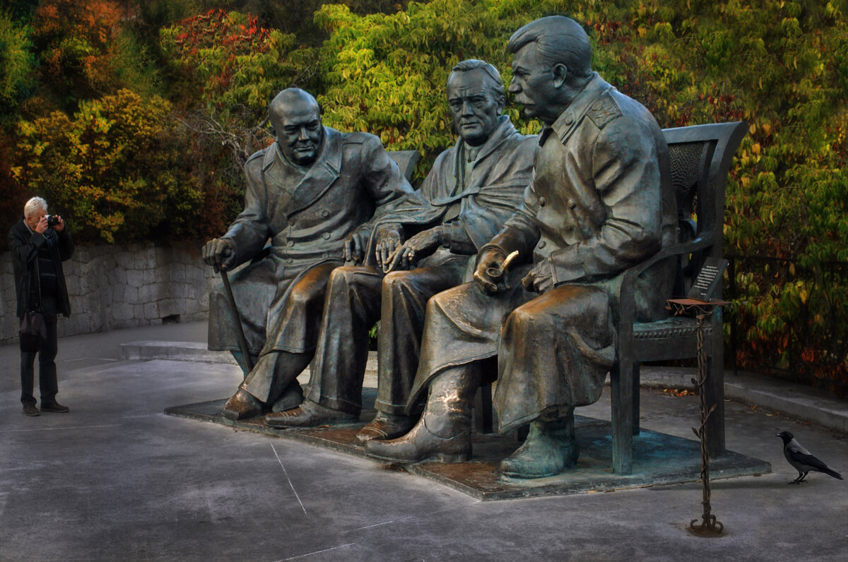 Памятник Сталину, Рузвельту и Черчиллю в Ялте. - Анна Пугач