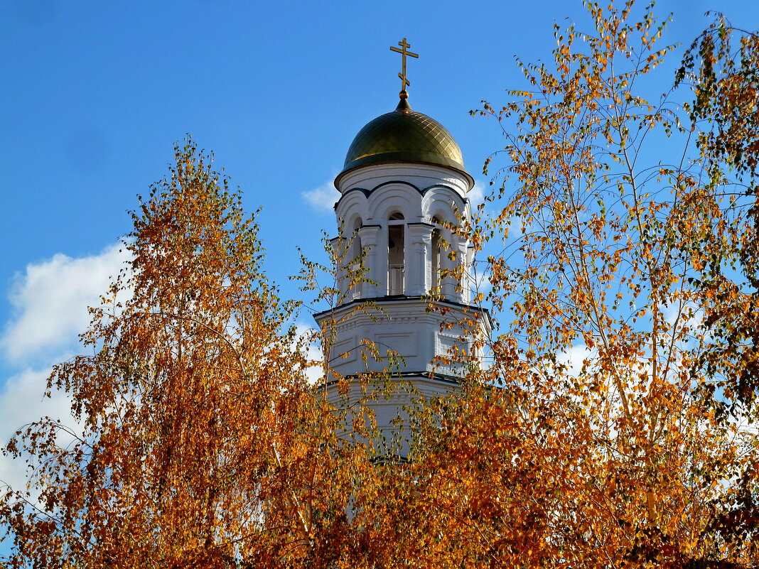 Золотой октябрь у храма во имя святителя Митрофана Воронежского - Лидия Бараблина