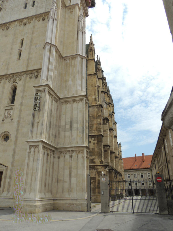 У стен кафедрального собора. Загреб - Гала 